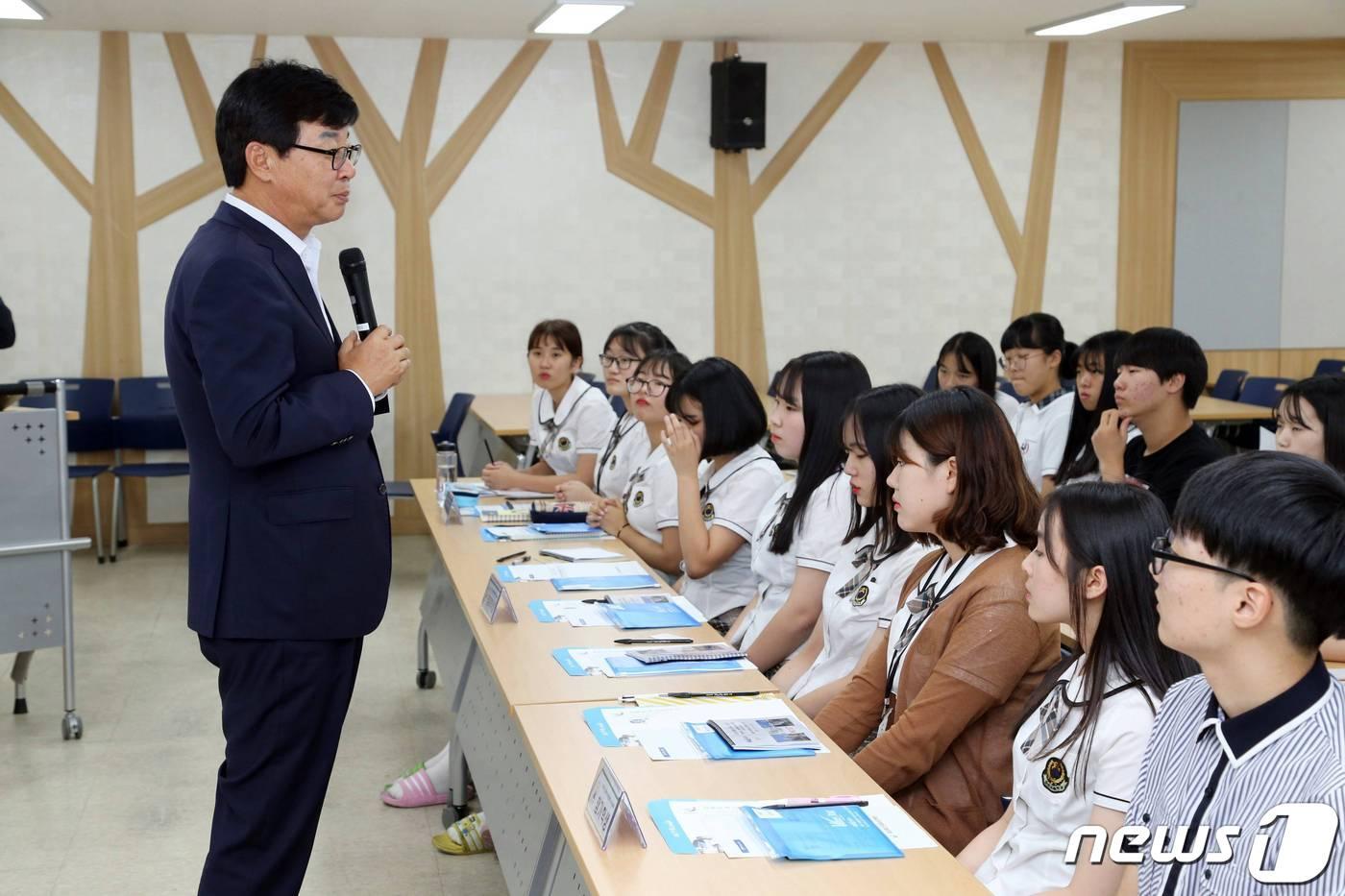 김성 장흥군수&#40;왼쪽&#41;가 관내 학생들이 참여한 해외비전캠프 설명회에서 인사말을 하고 있다.&#40;장흥군 제공&#41;/뉴스1