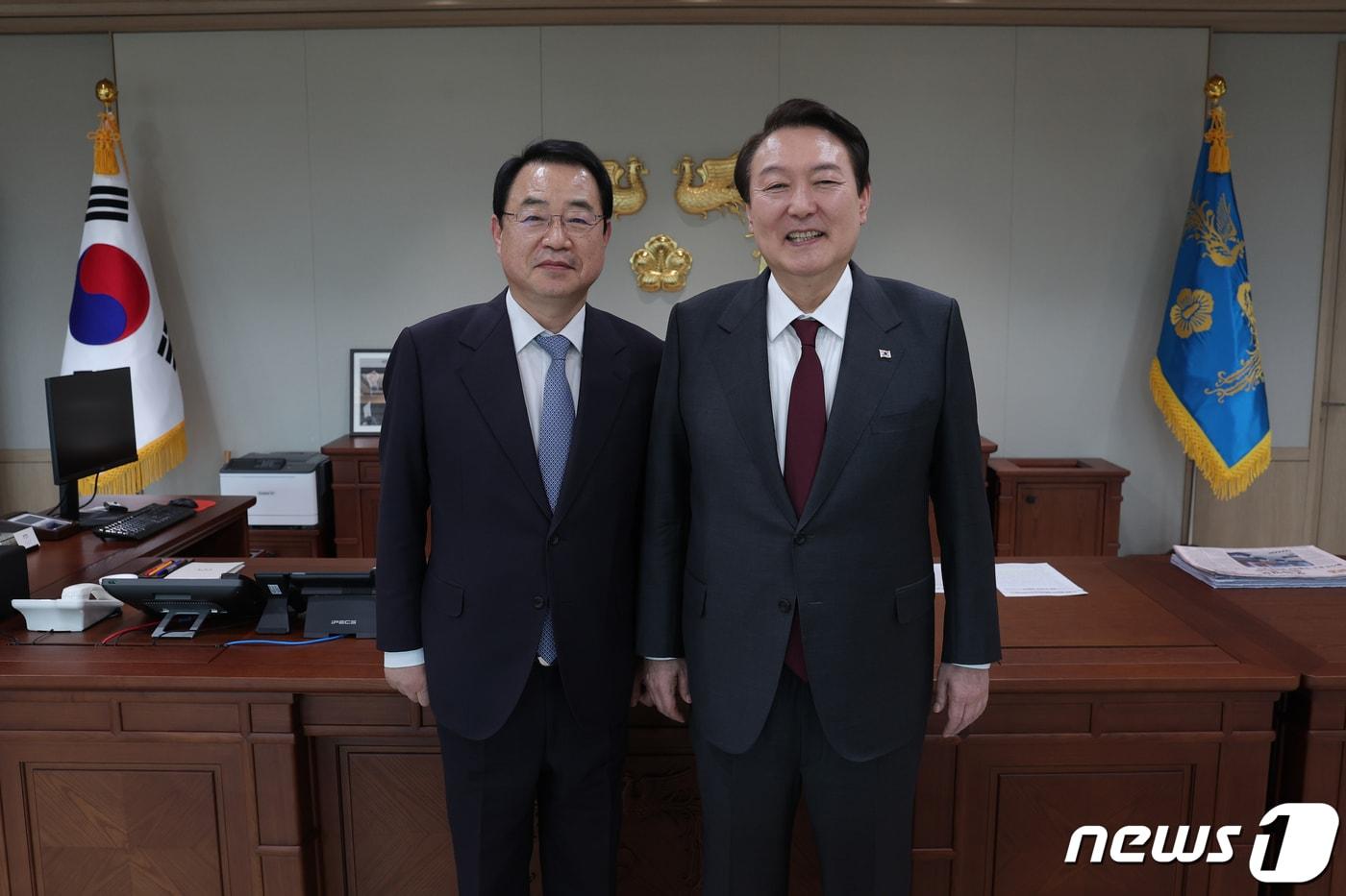 윤석열 대통령이 용산 대통령실 청사에서 열린 한국법학교수회 임원진과의 오찬 간담회에서 정영환 회장&#40;고려대 법학전문대학원 교수&#41;과 기념 촬영을 하고 있다. &#40;대통령실 제공&#41; 2022.12.8/뉴스1 ⓒ News1 오대일 기자