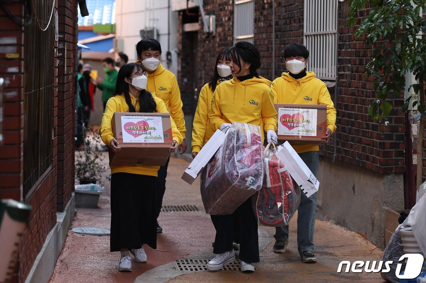 윤석열 대통령 부인 김건희 여사가 8일 부산 한 쪽방촌을 찾아 겨울나기 행복꾸러미 생필품을 전달하고 있다. &#40;대통령실 제공&#41; 2022.12.8/뉴스1 ⓒ News1 오대일 기자