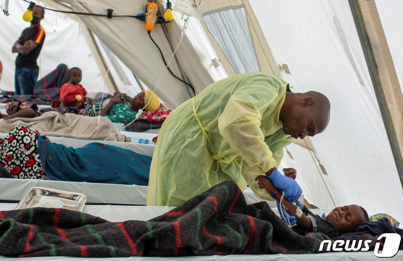 8일&#40;현지시간&#41; 콩고민주공화국 북키부주 고마 외곽에 위치한 무니기에서 한 소년이 국경없는 의사회&#40;MSF&#41;가 운영하는 새로운 콜레라 치료 센터에서 콜레라 치료를 받고 있다. ⓒ 로이터=뉴스1 ⓒ News1 권진영 기자