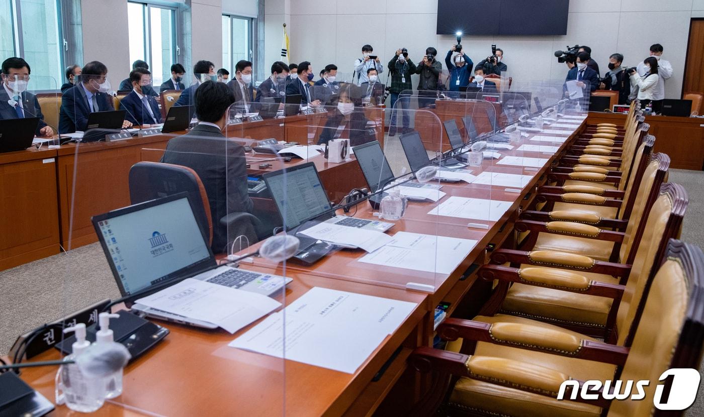 김민기 국회 국토교통위원회 위원장이 9일 오전 서울 여의도 국회에서 열린 국토교통위원회 전체회의에서 의사봉을 두드리고 있다. 2022.12.9/뉴스1 ⓒ News1 이재명 기자