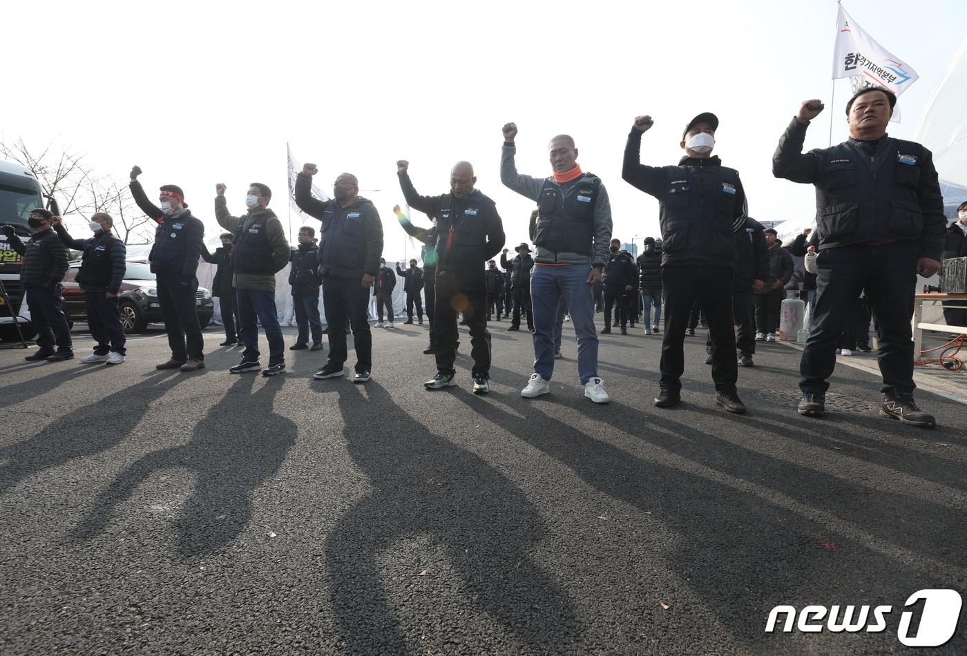 민주노총 공공운수노조 화물연대본부 조합원들이 9일 오후 경기 의왕시 화물연대 서울경기지역본부에서 총파업 철회 발표 후 구호를 외치고 있다. 화물연대는 파업 16일 만에 총파업을 철회하고 업무에 복귀하기로 했다. 2022.12.9/뉴스1 ⓒ News1 신웅수 기자