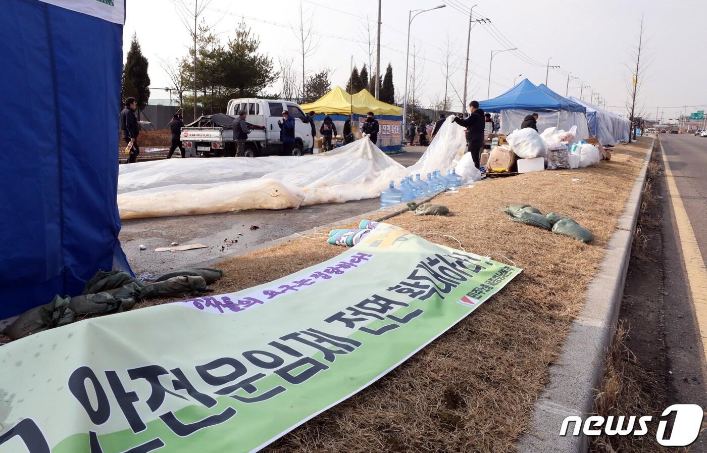 9일 민주노총 공공운수 노조 화물연대 충남본부 조합원들이 파업철회 찬반투표 결과 파업종료로 가결 되면서 충남 당진시 현대글로비스 앞 파업 농성장을 철거하고 있다. 2022.12.9/뉴스1 ⓒ News1 김기남 기자