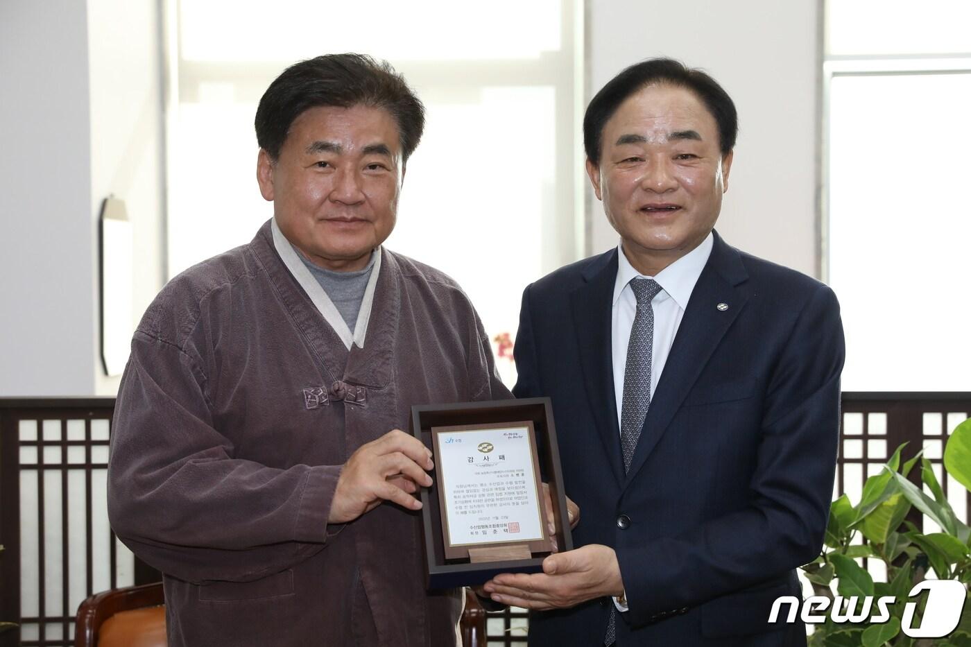 임준택 수협중앙회장&#40;오른쪽&#41;이 지난 8일 더불어민주당 소병훈 의원&#40;사진 왼쪽&#41;에게 감사패를 전달하고 있다. &#40;수협중앙회 제공&#41;