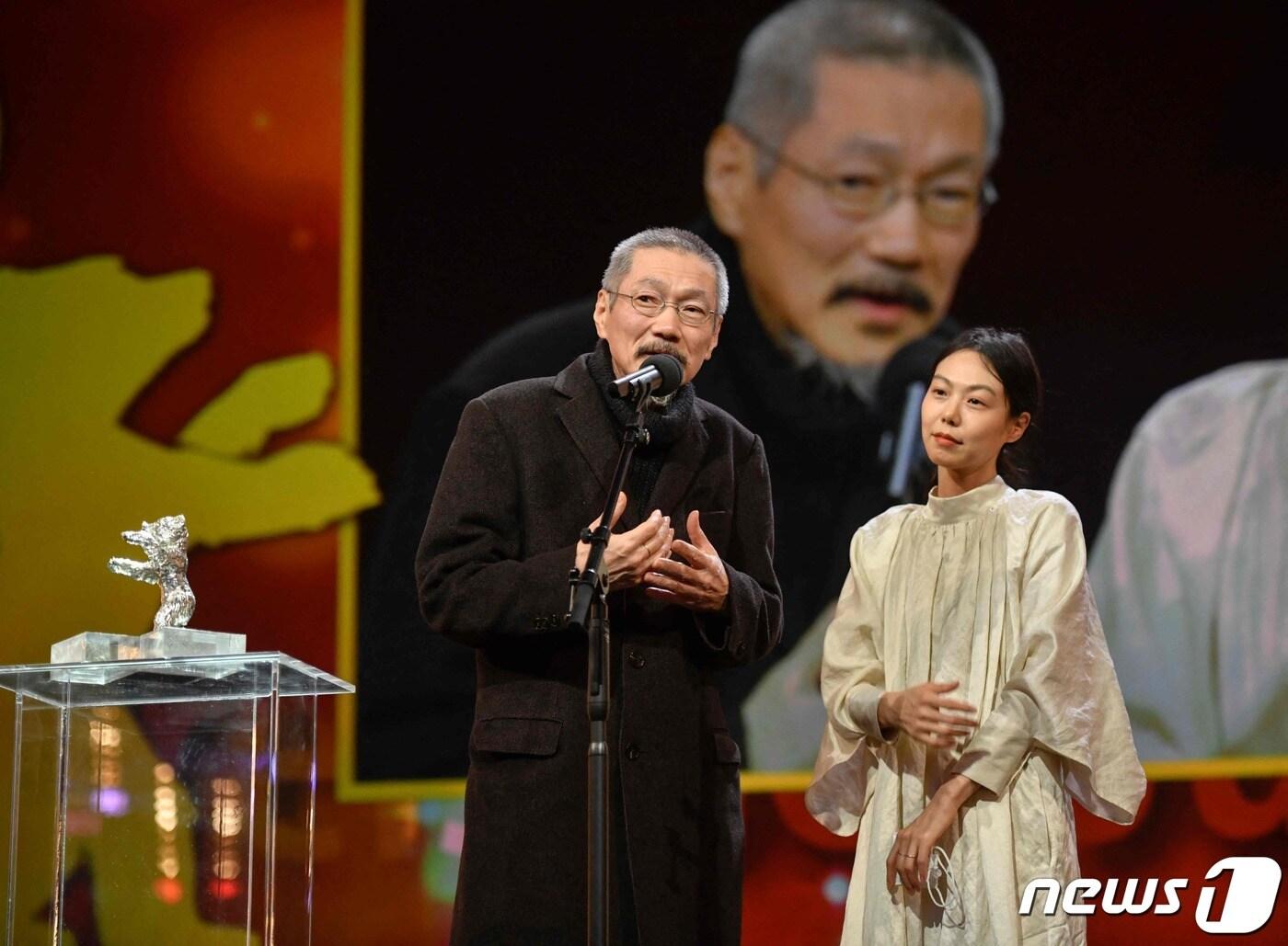 베를린국제영화제 시상식에서 홍상수 감독과 김민희  ⓒ AFP=뉴스1