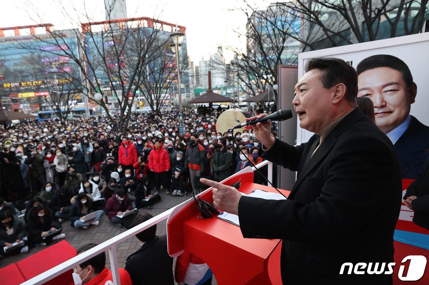 윤석열 국민의힘 대선 후보가 18일 오후 대구 달성군 대실역사거리에서 열린 유세에서 발언하고 있다. 2022.2.18/뉴스1 ⓒ News1 구윤성 기자