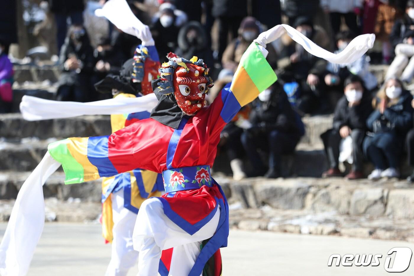 설 연휴 마지막 날인 2일 오전 경기도 용인시 기흥구 한국민속촌에서 무용수들이 전통공연을 선보이고 있다. 2022.2.2/뉴스1 ⓒ News1 김영운 기자