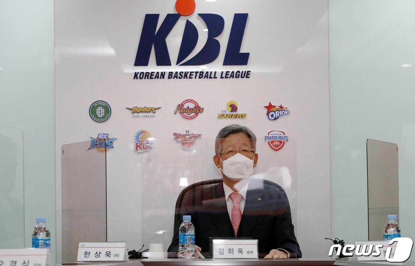 김희옥 KBL 총재가 22일 오전 서울 강남구 KBL센터에서 열린 제27기 제5차 이사회에서 인사말을 하고 있다. 이번 이사회는 코로나19 대응 관련 프로농구 2021-2022시즌 일정을 논의하기 위해 열렸다. 2022.2.22/뉴스1 ⓒ News1 박세연 기자