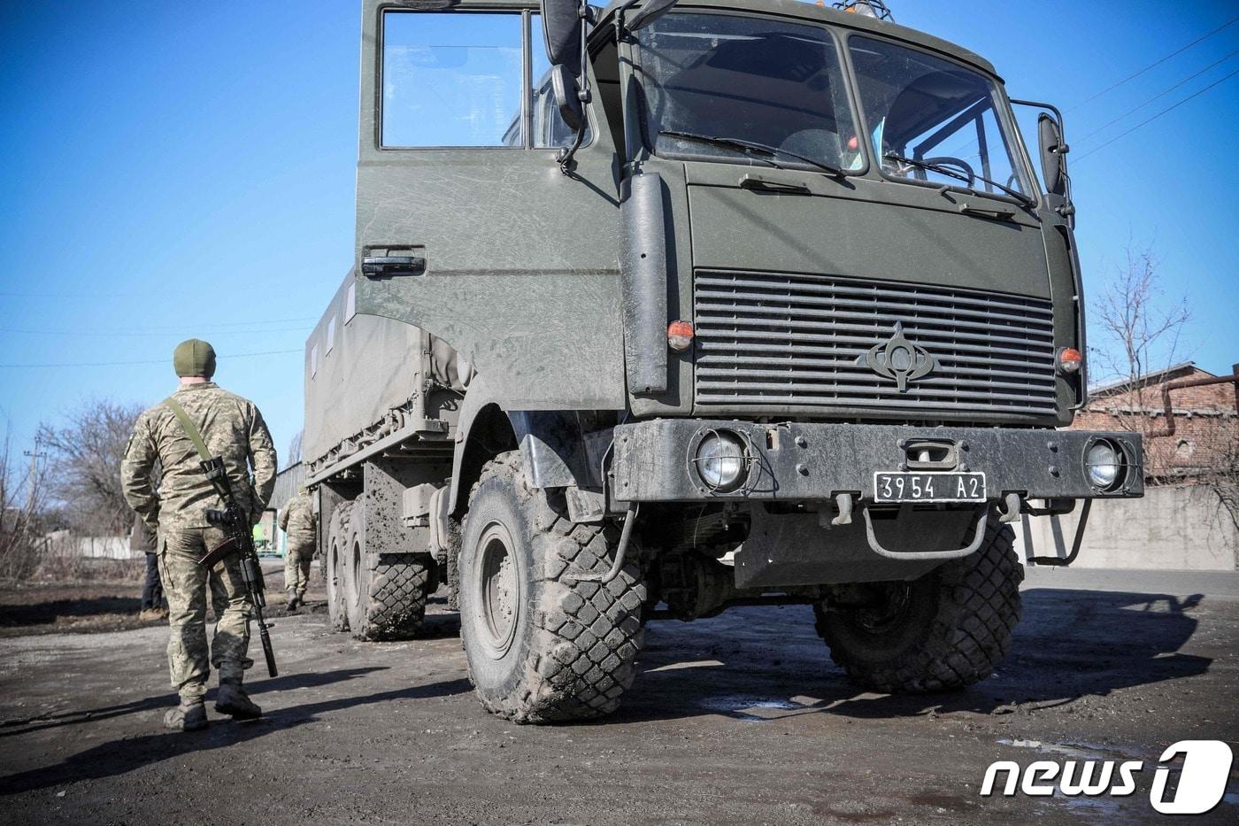 21일&#40;현지시간&#41; 러시아의 침공 우려 속 도네츠크 지역 아우디이우카에서 친러시아 반군과 대치 중인 우크라이나 군이 순찰을 하고 있다. ⓒ AFP=뉴스1 ⓒ News1 우동명 기자