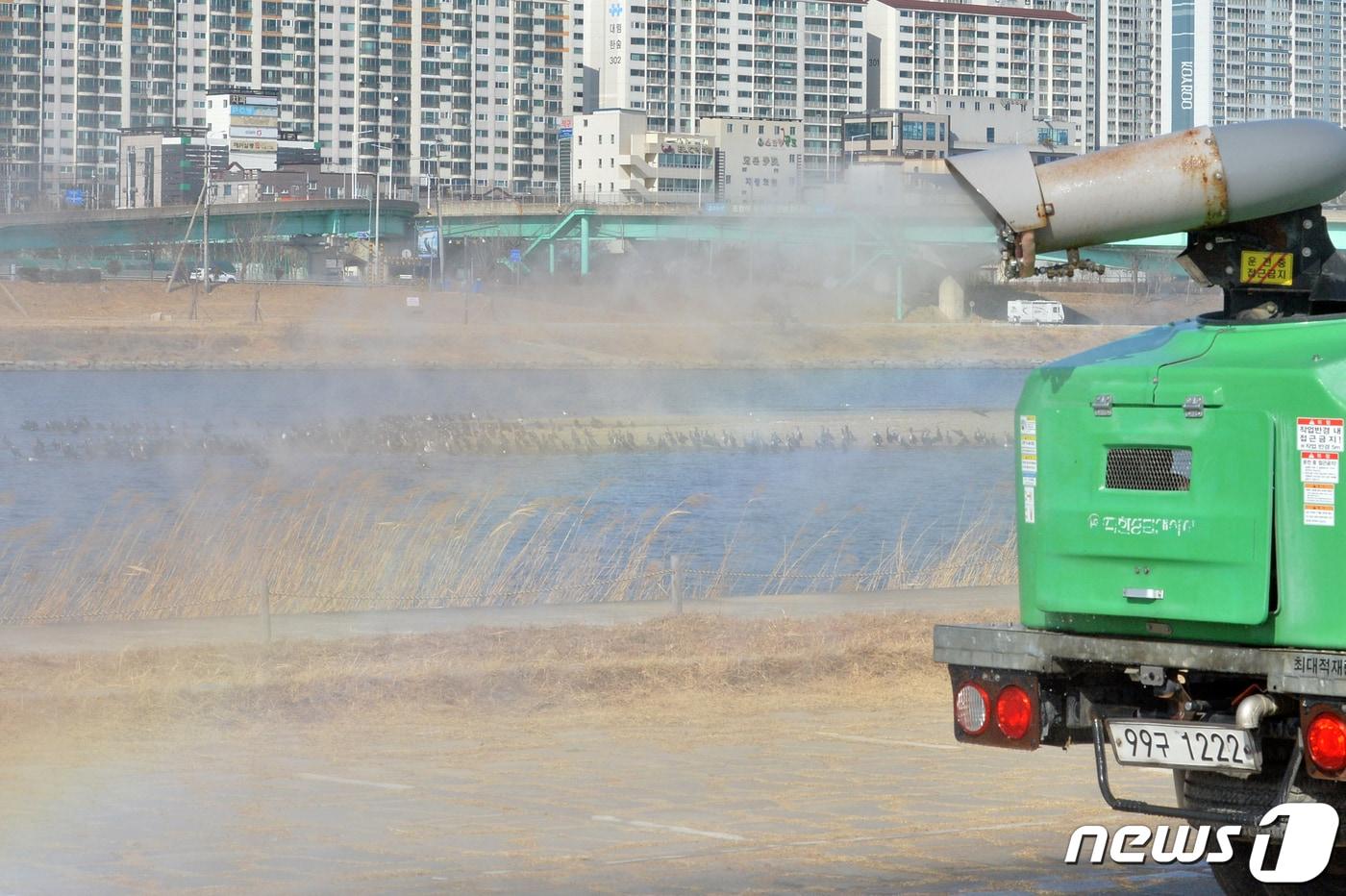 경북 포항시가 철새 도래지인 남구 연일읍 형산강에서 조류인플루엔자 차단 방역을 실시하고 있다. &#40;사진은 기사 내용과 무관함&#41; / 뉴스1 ⓒ News1