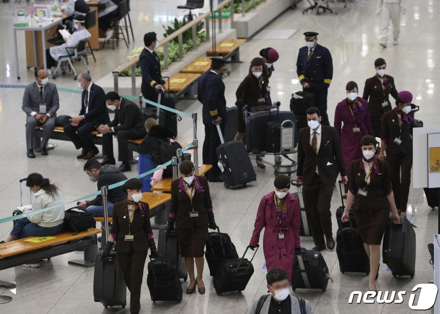 인천국제공항 1터미널에서 외항사 승무원들이 출구를 지나고 있다. /뉴스1 ⓒ News1 신웅수 기자