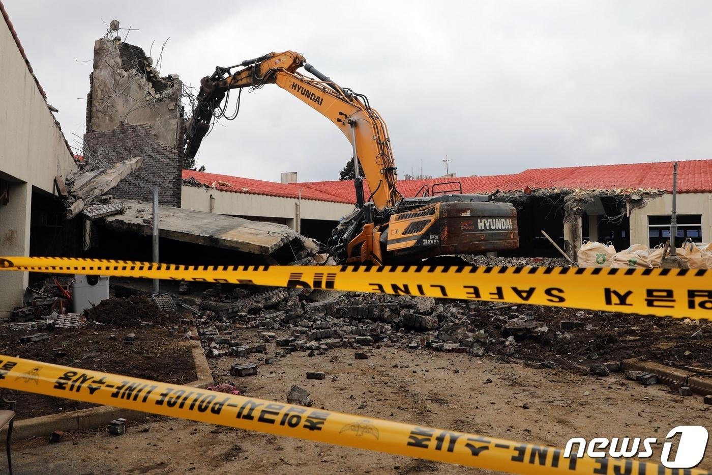 지난 223일 오전 10시10분쯤 붕괴사고가 발생한 제주대 학교 기숙사 철거 현장. 이날 사고로 50대 굴삭기 기사 A씨가 건물 잔해에 깔려 현장에서 숨졌다.2022.2.23/뉴스1 ⓒ News1 홍수영 기자