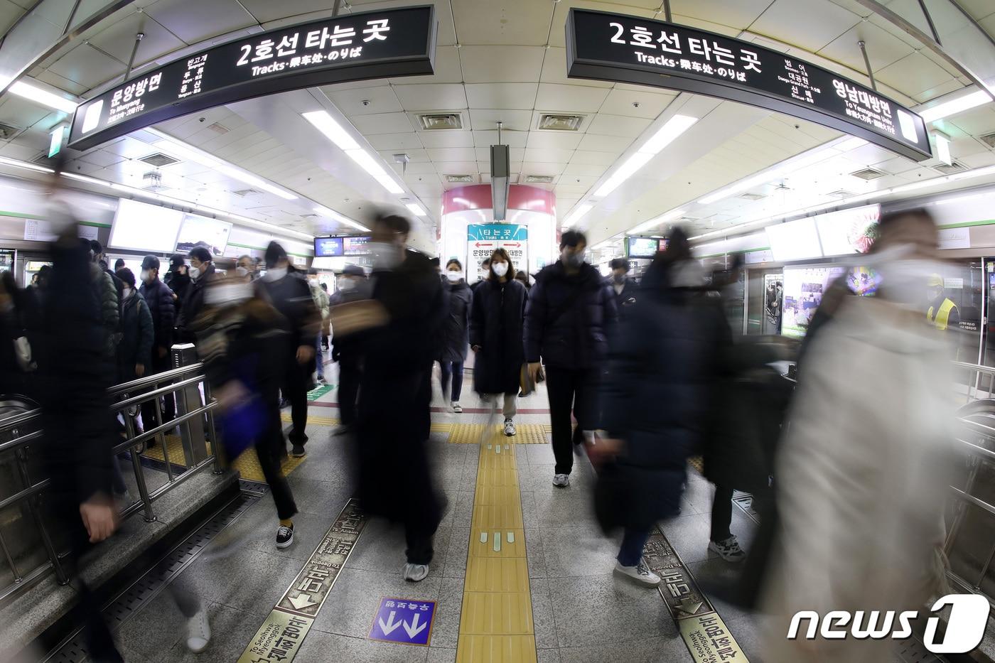 &#39;복수노조&#39; 체제를 유지하고 있는 대구교통공사 노조가 노동계 &#39;동투&#39;&#40;冬鬪&#41;를 바라보는 시각을 달리하고 있다. 사진은 대구도시철도공사 반월당역 ⓒ News1 자료 사진