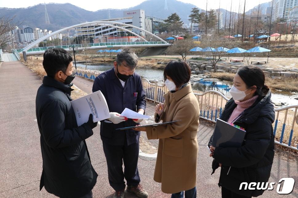 오규석 기장군수&#40;왼쪽 두번째&#41;가 정관읍 좌광천 자전거도로 내 공영자전거 대여소 설치 예정지를 방문해 ‘공영자전거 무인대여시스템 구축사업’ 추진 현황에 대해 점검하고 있다&#40;기장군청 제공&#41;ⓒ 뉴스1