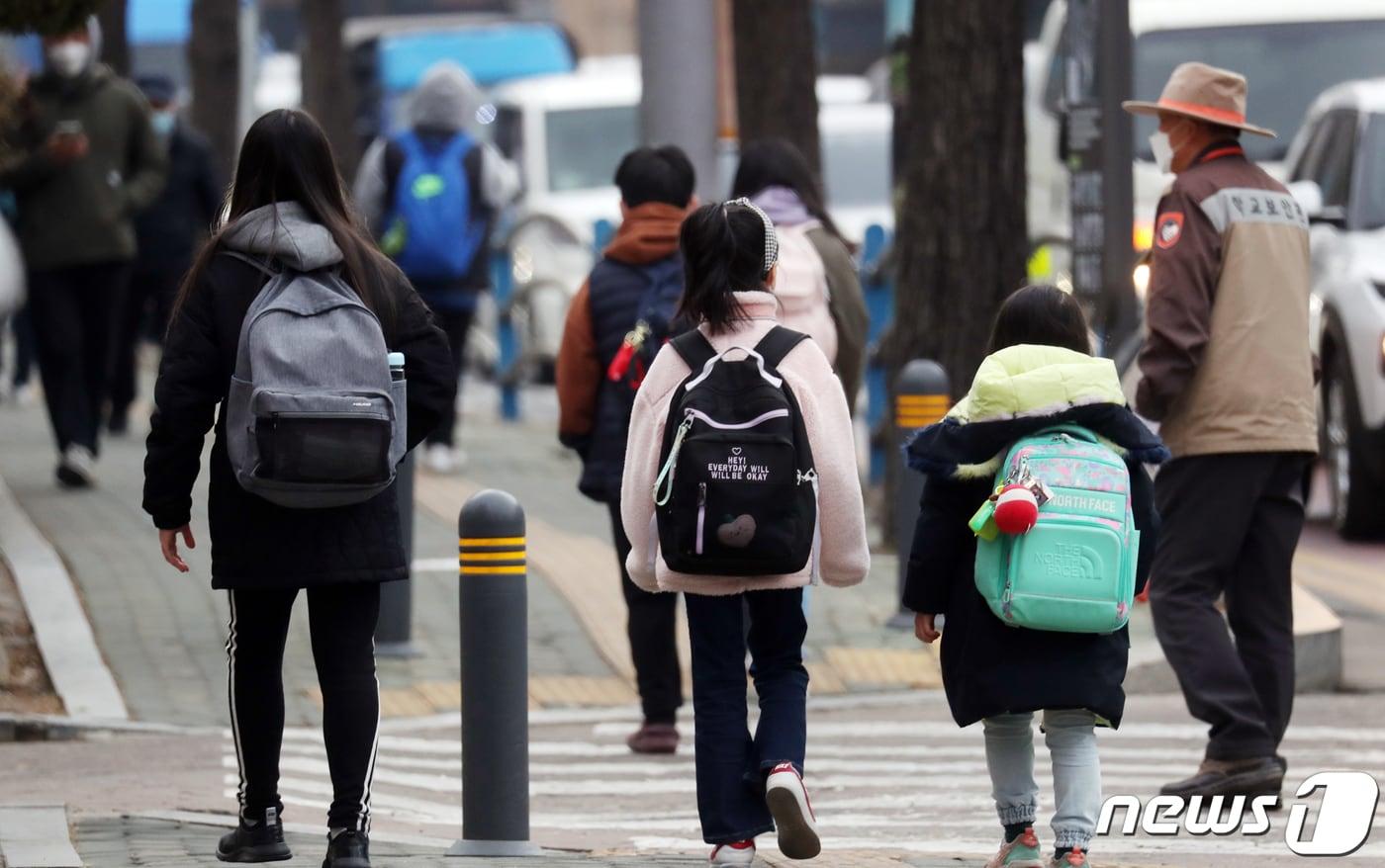 서울 한 초등학교에서 학생들이 등교를 하고 있는 모습./뉴스1 ⓒ News1 김명섭 기자