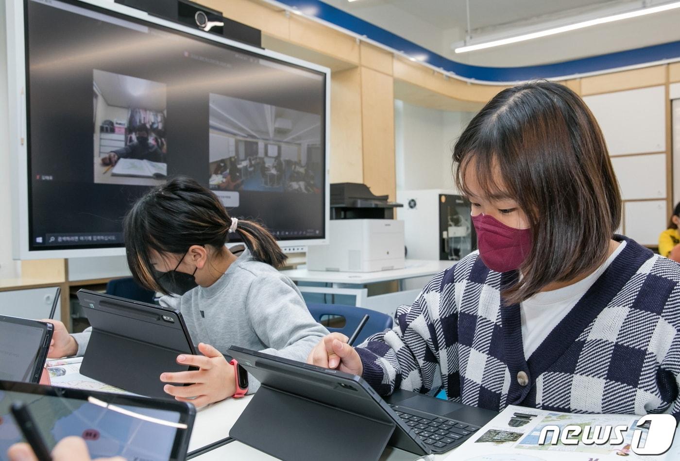 학생들이 교내 삼성 스마트스쿨에서 갤럭시 탭 등 IT 기기를 활용해 수업을 하고 있다.&#40;삼성전자 제공&#41; /뉴스1