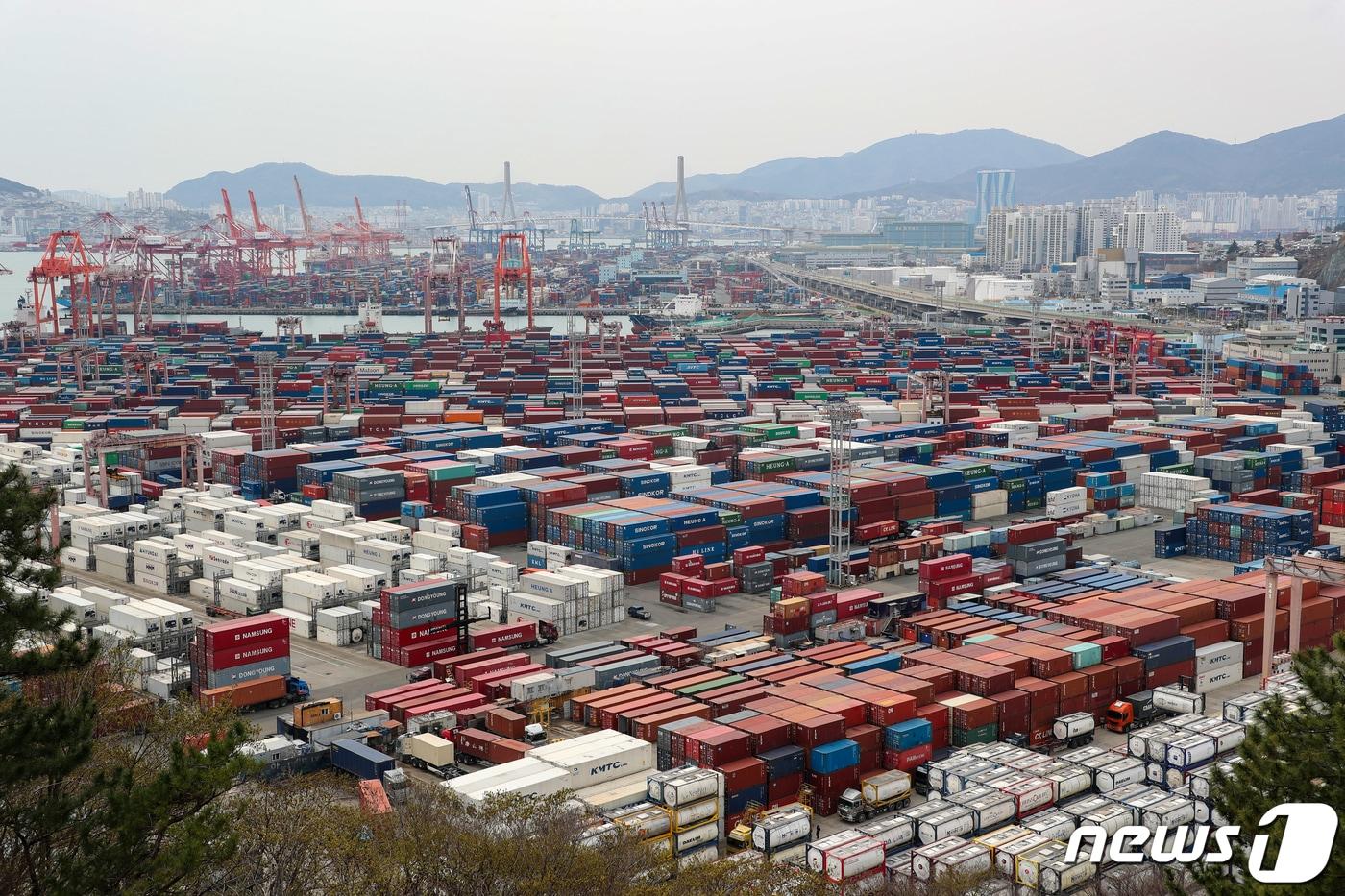 21일 부산시 남구 신선대 컨테이너 터미널에 컨테이너가 쌓여 있다. /뉴스1 ⓒ News1 김영훈 기자