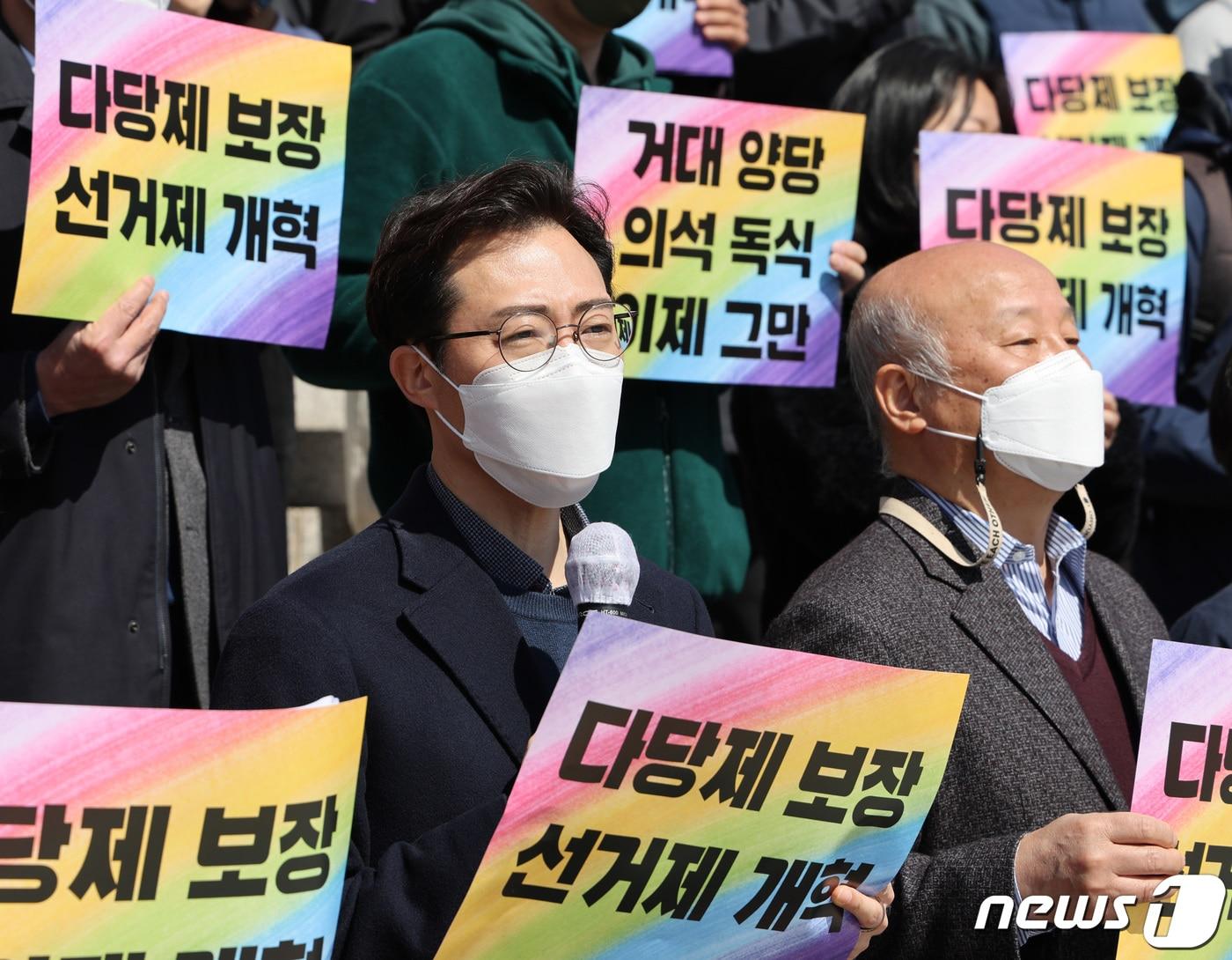 오태양 미래당 대표가 28일 서울 여의도 국회 본관 계단 앞에서 열린 다당제 정치개혁을 촉구하는 기자회견에서 발언하고 있다. 2022.3.28/뉴스1 ⓒ News1 구윤성 기자