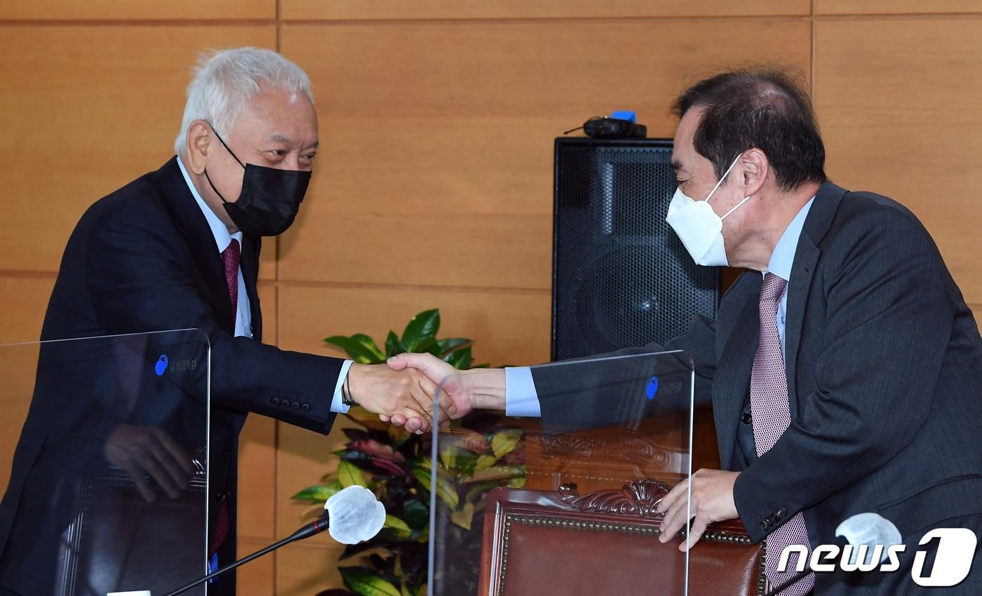 김한길 제20대 대통령직 인수위원회 국민통합위원장&#40;왼쪽&#41;과 김병준 지역균형발전특별위원장이 29일 서울 종로구 통의동 인수위원회에서 열린 간사단 회의에서 악수하고 있다. 2022.3.29/뉴스1 ⓒ News1 인수위사진기자단