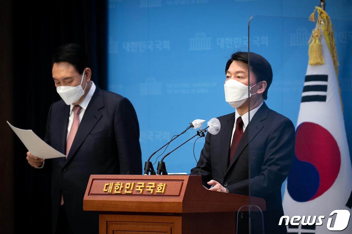 윤석열 국민의힘 대선 후보와 안철수 국민의당 대선 후보가 2022년 3월 3일 오전 서울 여의도 국회 소통관에서 단일화 공동 기자회견을 하고 있다. 두 후보는 이날 &#34;국민통합정부&#39;를 통해 지난 4년 반 동안 내로남불, 거짓·위선, 불공정 등 비정상으로 점철된 모든 국정운영을 정상화시킬 것＂이라며 보수야권 단일화를 공식 선언했다. 2022.3.3/뉴스1 ⓒ News1 이승배 기자