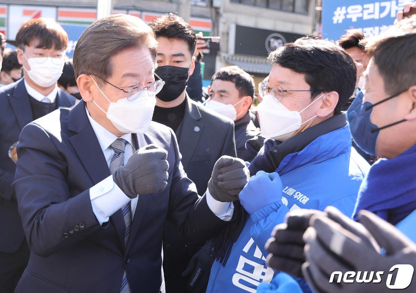 더불어민주당 이재명 대선후보가 6일 서울시 성북천 분수광장에서 열린 &#39;성북·강북의 변화와 새로운 미래! 이재명이 앞장섭니다!&#39; 성북·강북 유세장에 도착하며 천준호 의원 등 지역 의원들과 인사하고 있다. 2022.3.6/뉴스1 ⓒ News1 국회사진취재단