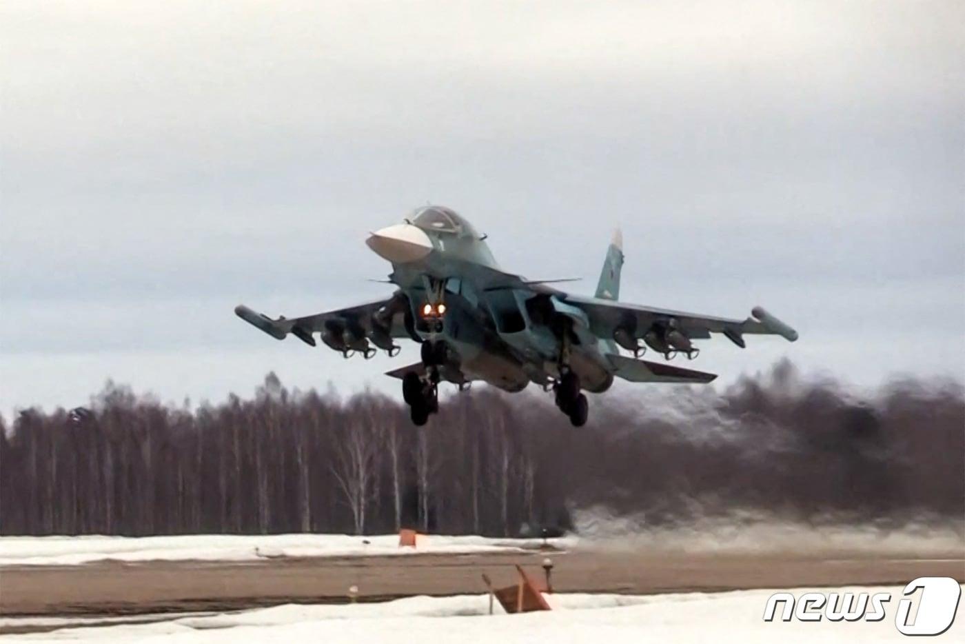 6일&#40;현지시간&#41; 우크라이나를 침공한 러시아 군의 수호이 Su-34 전투 폭격기가 미사일 공격을 하기 위해 이륙을 하고 있다. ⓒ AFP=뉴스1 ⓒ News1 우동명 기자