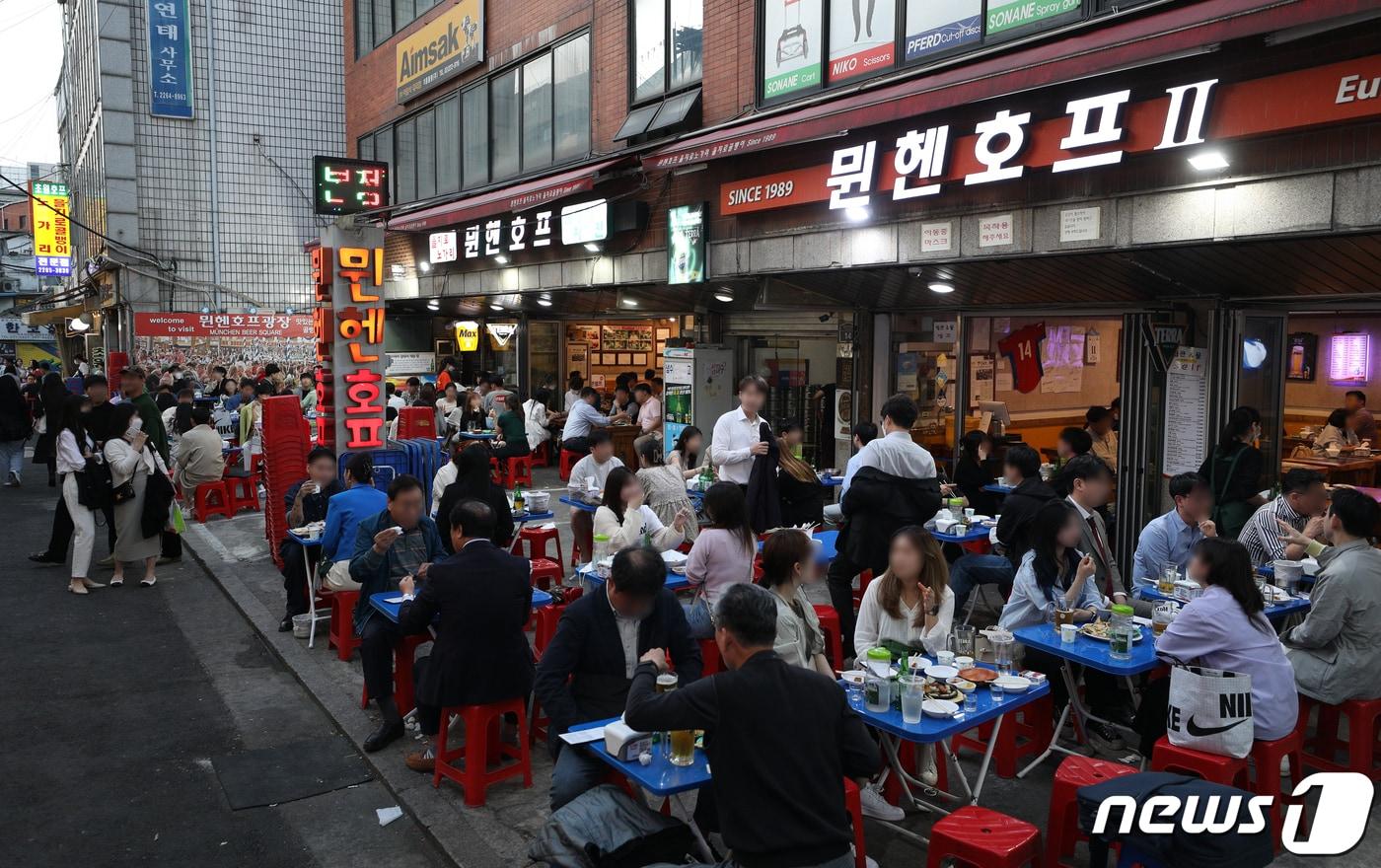 서울 을지로 노가리골목이 시민들로 붐비고 있다. &#40;자료사진&#41; 2022.4.11/뉴스1 ⓒ News1 신웅수 기자