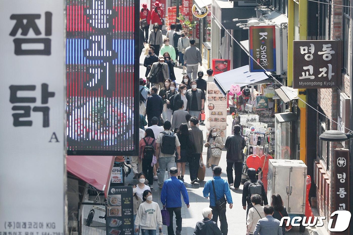 서울 중구 명동 먹자골목이 나들이를 나온 시민들로 북적이고 있다. 2022.4.17/뉴스1 ⓒ News1 민경석 기자