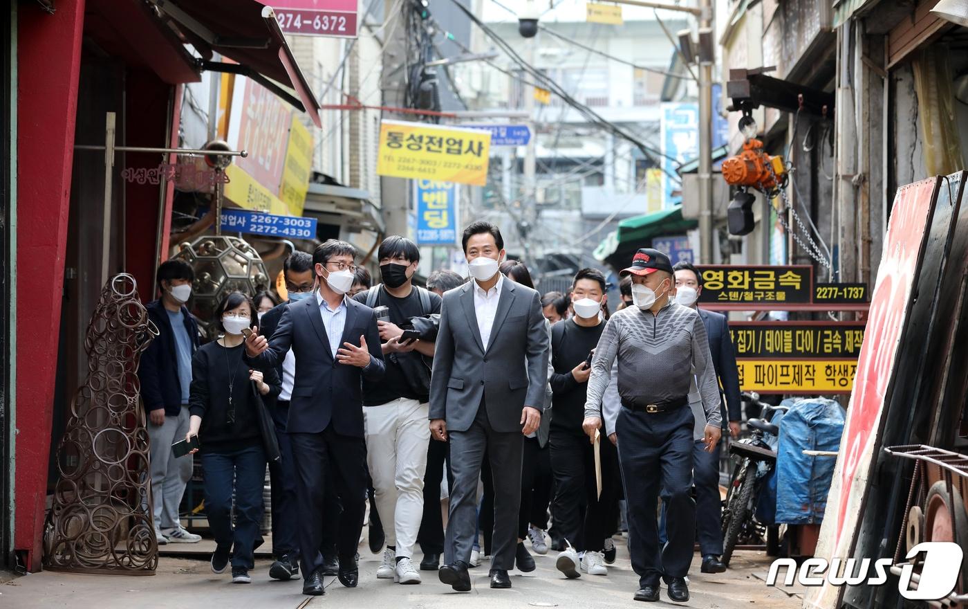 오세훈 서울시장이 지난해 4월21일 오후 서울 중구 세운재정비촉진지구 세운 5구역을 둘러보고 있다. 2022.4.21 ⓒ News1 이승배 기자