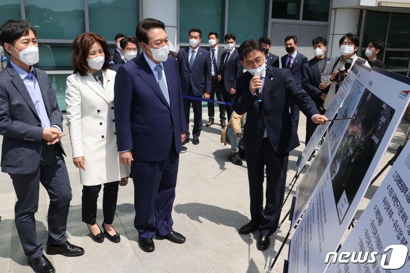 윤석열 대통령이 2022년 부산 해운대구 반여농산물시장역 옥상에서 센텀2지구 도시첨단산업단지 현장을 둘러보며 김윤일 부산경제부시장으로부터 사업 개요에 대해 설명을 듣고 있다. &#40;공동취재&#41; 2022.4.22/뉴스1 ⓒ News1 오대일 기자