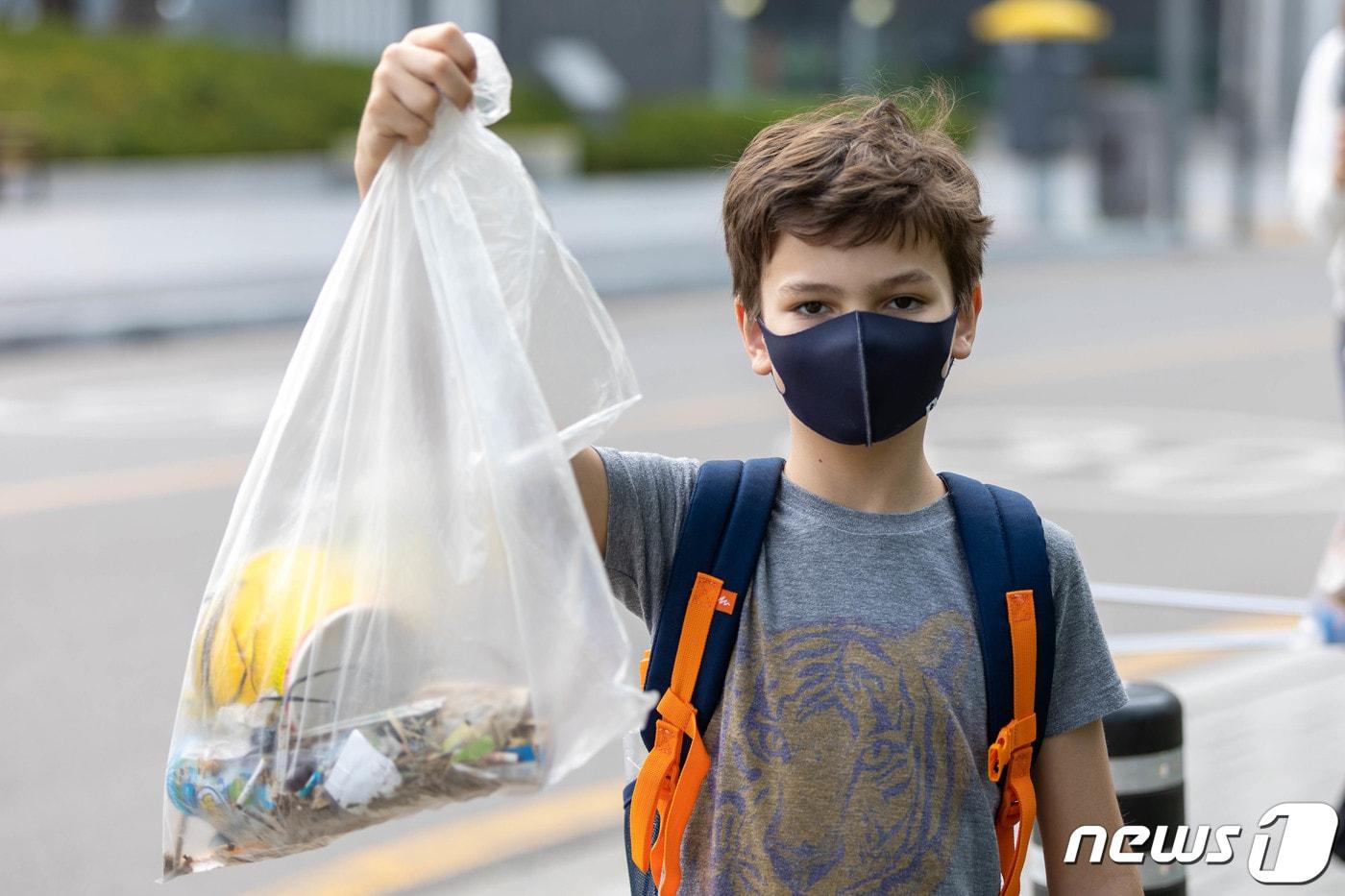 덜위치칼리지서울영국학교가 지난 23일 반포한강공원에서 지구의 날을 기념한 &#39;플로깅 데이&#39;를 개최했다. &#40;덜위치칼리지서울영국학교 제공&#41; &#40;사진은 기사 내용과 무관함&#41; 2022.4.25/뉴스1