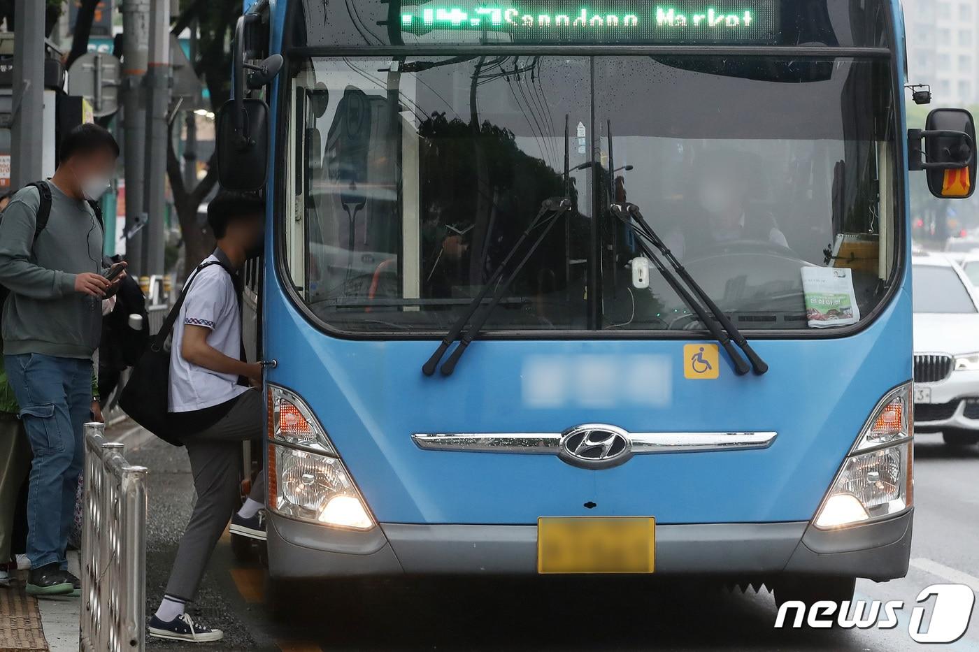 대구시는 22일부터 30일까지 일주일간 시내버스 일제점검을 실시한다. 사진은 시내버스를 이용하는 시민들. 뉴스1 ⓒ News1 자료 사진