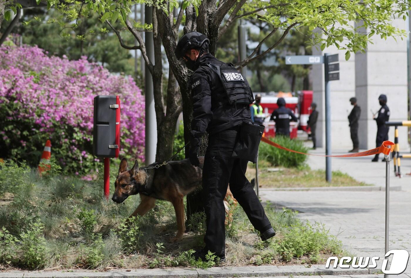 서울 용산구 국립중앙박물관에서 실시된 민관군경소방 통합방위훈련에서 경찰특공대원이 수색견과 폭발물 수색작업을 벌이고 있다. 2022.4.28/뉴스1 ⓒ News1 구윤성 기자