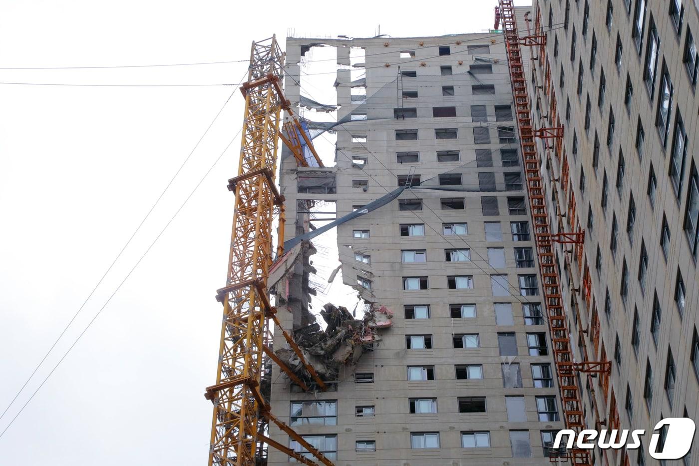 29일 오전 광주 서구 화정동 현대산업개발 아파트 신축공사 붕괴 건물의 모습. 앞서 지난 1월11일 오후 3시46분쯤 해당 공사 현장 201동 건물이 38층부터 23층까지 무너져 작업자 6명이 숨졌다. 2022.4.29/뉴스1 ⓒ News1 이수민 기자