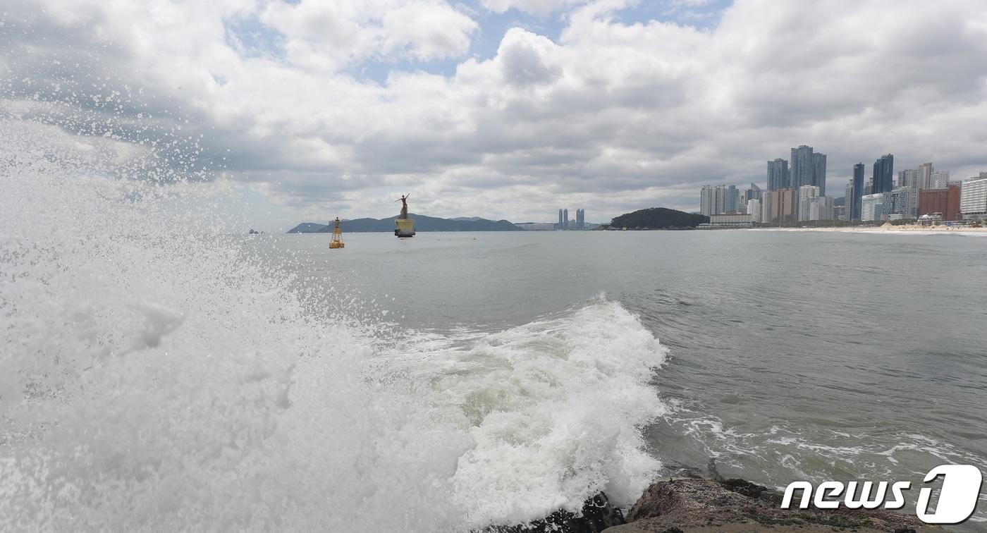 부산 해운대구 해운대해수욕장에 너울성 파도가 치고 있다. 2022.4.29/뉴스1 ⓒ News1 