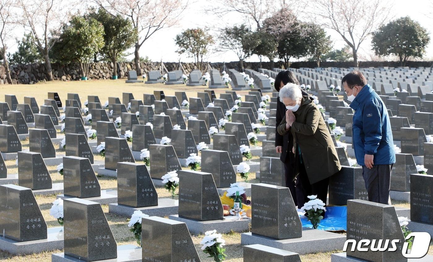 제주 4·3평화공원 행방불명인 묘역에서 유족들이 제를 올리고 있다&#40;사진은 기사 내용과 무관함&#41;  ⓒ News1 고동명 기자