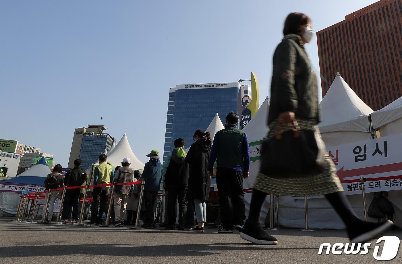 지난 7일 오전 서울 중구 서울역 광장에 마련된 신종 코로나바이러스 감염증&#40;코로나19&#41; 임시선별검사소에서 시민들이 검사를 받기 위해 줄을 서고 있다. /뉴스1 ⓒ News1 구윤성 기자