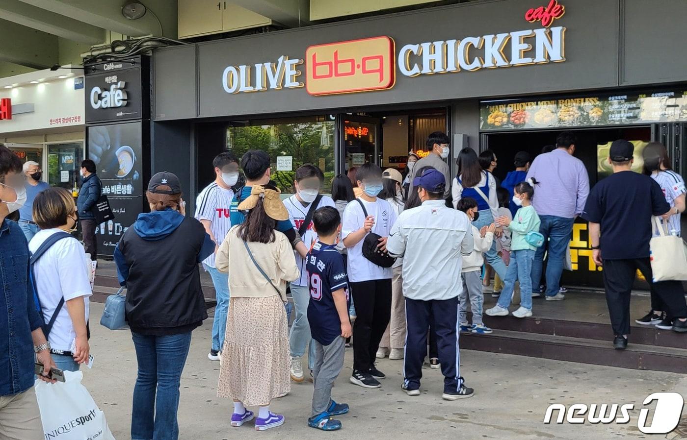 지난달 30일 서울 잠실야구장을 찾은 가족 단위 야구팬들이 치킨 구입을 위해 BBQ 잠실야구장점 앞에 줄 서 있다. &#40;제너시스 BBQ 제공&#41; 2022.5.1/뉴스1