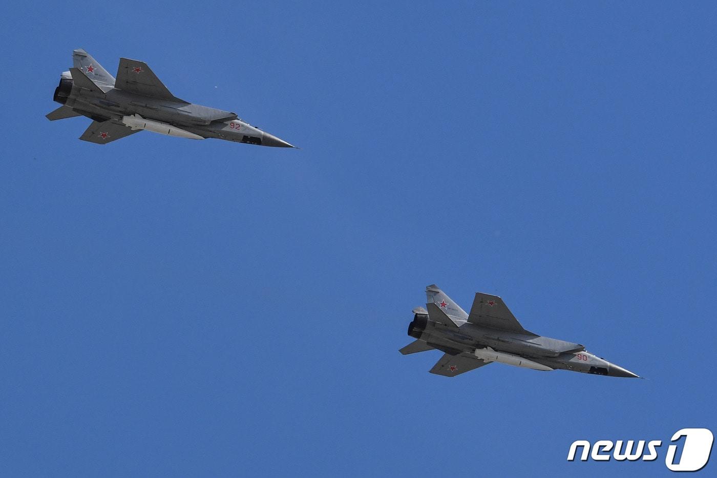 극초음속 미사일 &#39;킨잘&#39;을 탑재한 미그-31&#40;MIG-31&#41; 전투기가 2018년 5월 9일 전승기념일날 러시아 모스크바 붉은 광장에서 비행하고 있다. 2018.05.09/뉴스1 ⓒ AFP=뉴스1 ⓒ News1 김민수 기자