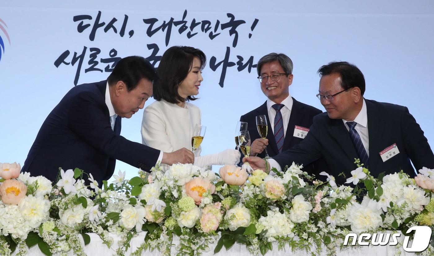 윤석열 대통령이 10일 오후 국회 로텐더홀에서 열린 제20대 대통령 취임 경축연회에서 건배를 하고 있다. 왼쪽부터 윤 대통령, 김건희 여사, 김명수 대법원장, 김부겸 국무총리. &#40;대통령실사진기자단&#41; 2022.5.10/뉴스1 ⓒ News1 안은나 기자