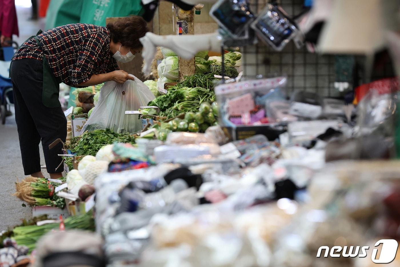 한 시장에서 상인이 판매할 채소를 정리하고 있다. &#40;사진은 기사 내용과 무관함&#41; / 뉴스1 ⓒ News1 조태형 기자