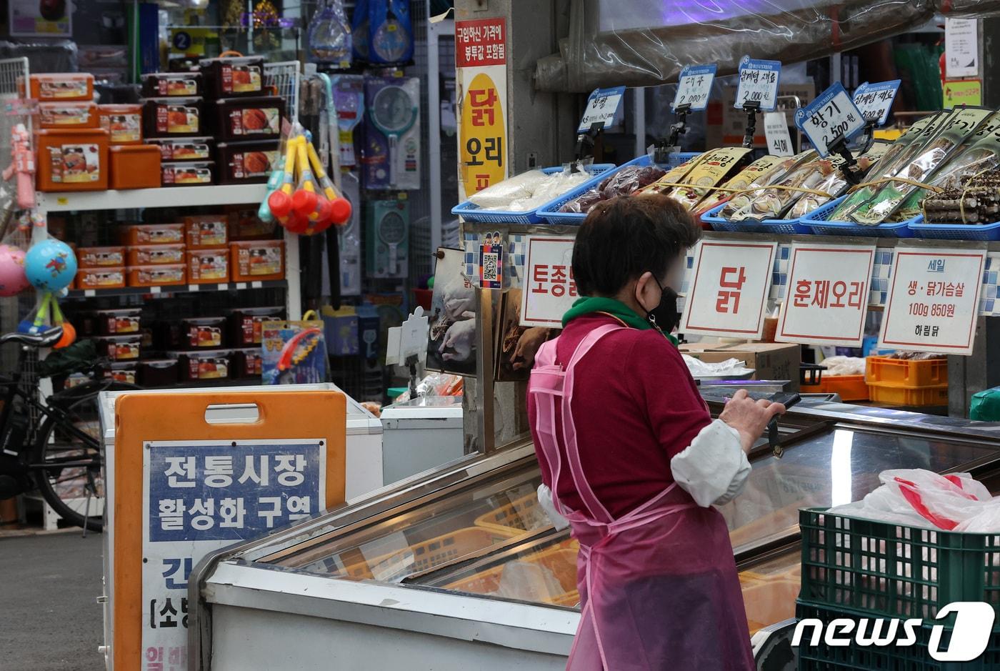 서울 마포구 월드컵시장에서 상인이 잠시 쉬고 있다. 2022.5.11/뉴스1 ⓒ News1 조태형 기자