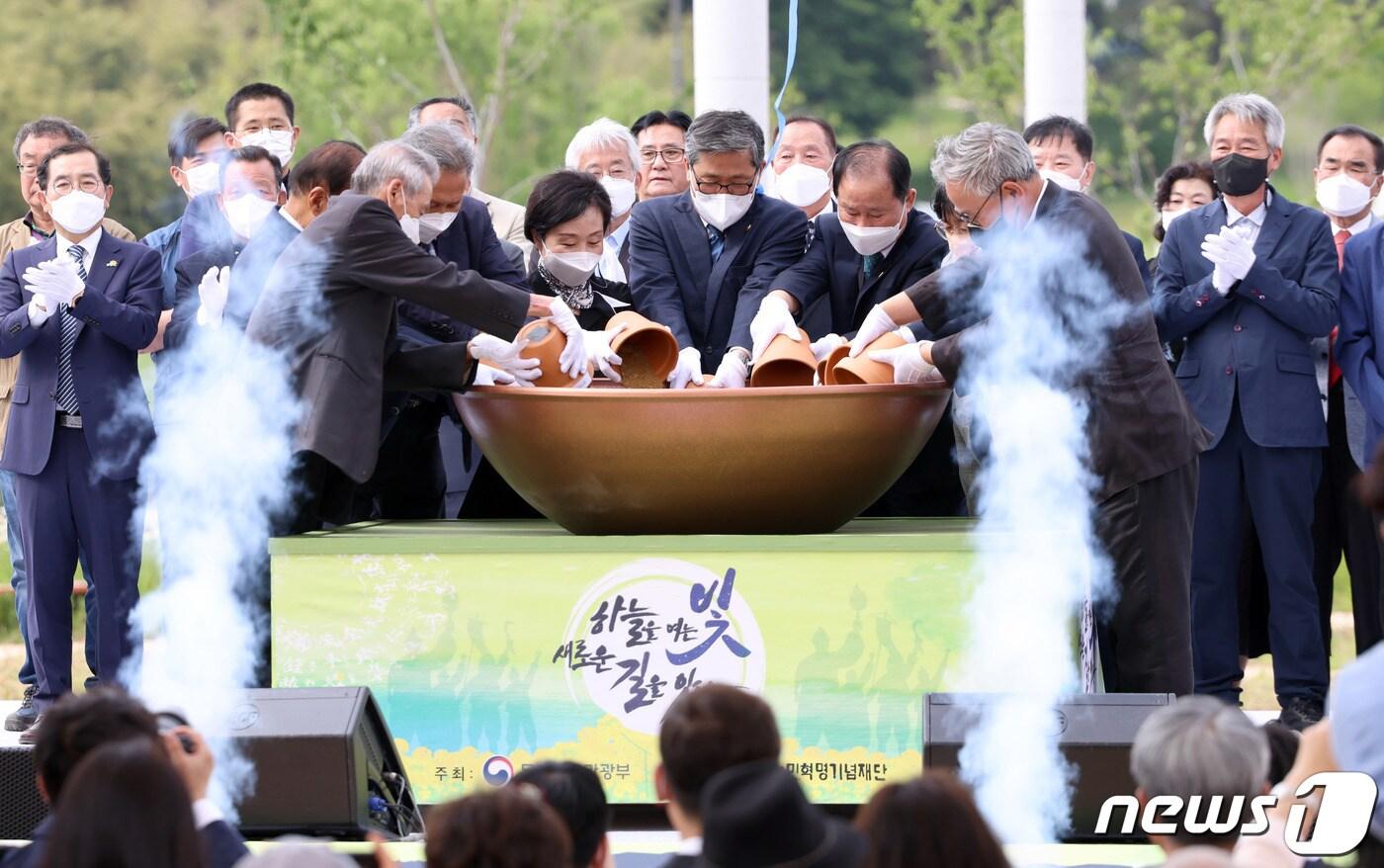 전병극 문화체육관광부 제1차관이 11일 전북 정읍시 동학농민혁명기념공원에서 열린 제128주년 동학농민혁명기념식 및 동학농민혁명기념공원 개원식에서 기념 합토를 하고 있다. &#40;문화체육관광부 제공&#41; 2022.5.11/뉴스1