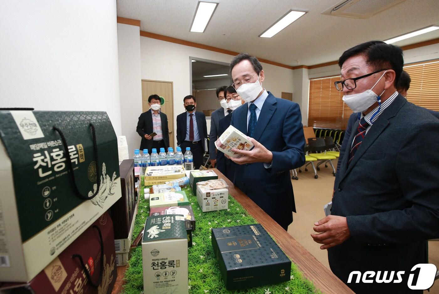 송하진 전북지사가 12일 국내 천마 생산량의 67%를 차지하고 있는 무주 천마클러스터 현장을 방문해 여환호 무주 천마사업단장으로부터 천마클러스터 주요 현안을 청취한 후 천마 가공제품을 살펴보고 있다.&#40;전북도 제공&#41;2022.5.12/ⓒ 뉴스1