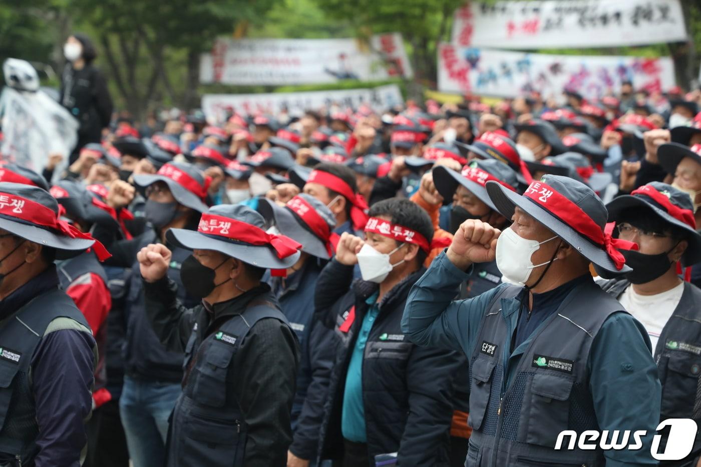 지난해 5월13일 민주노총 전국건설노조 부산건설기계지부 레미콘지회 조합원들이 부산시청 광장에서 &#39;레미콘 노조 총파업 투쟁문화제&#39;를 열고 있다. 2022.5.13/뉴스1 ⓒ News1 노경민 기자