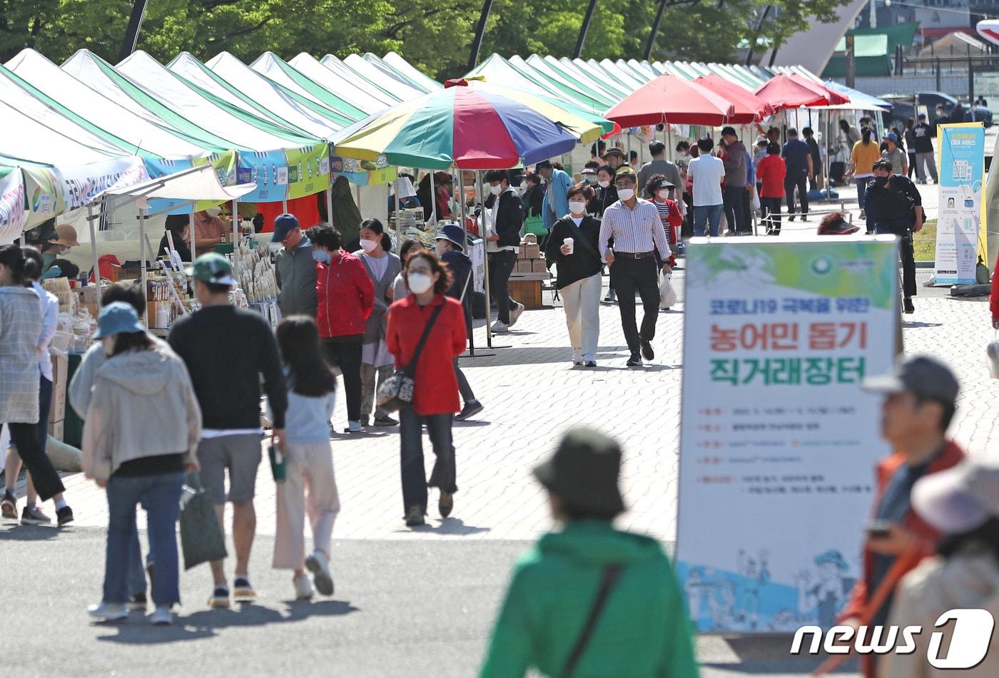 16일 충북 음성군은 중부고속도로 음성휴게소서 임시 직거래 장터를 연다고 밝혔다 사진은 지난 5월 서울 송파구 올림픽공원 만남의광장에서 열린 &#39;코로나19 극복을 위한 농어민돕기 농수산물 직거래장터&#39;/뉴스1 ⓒ News1 이성철 기자