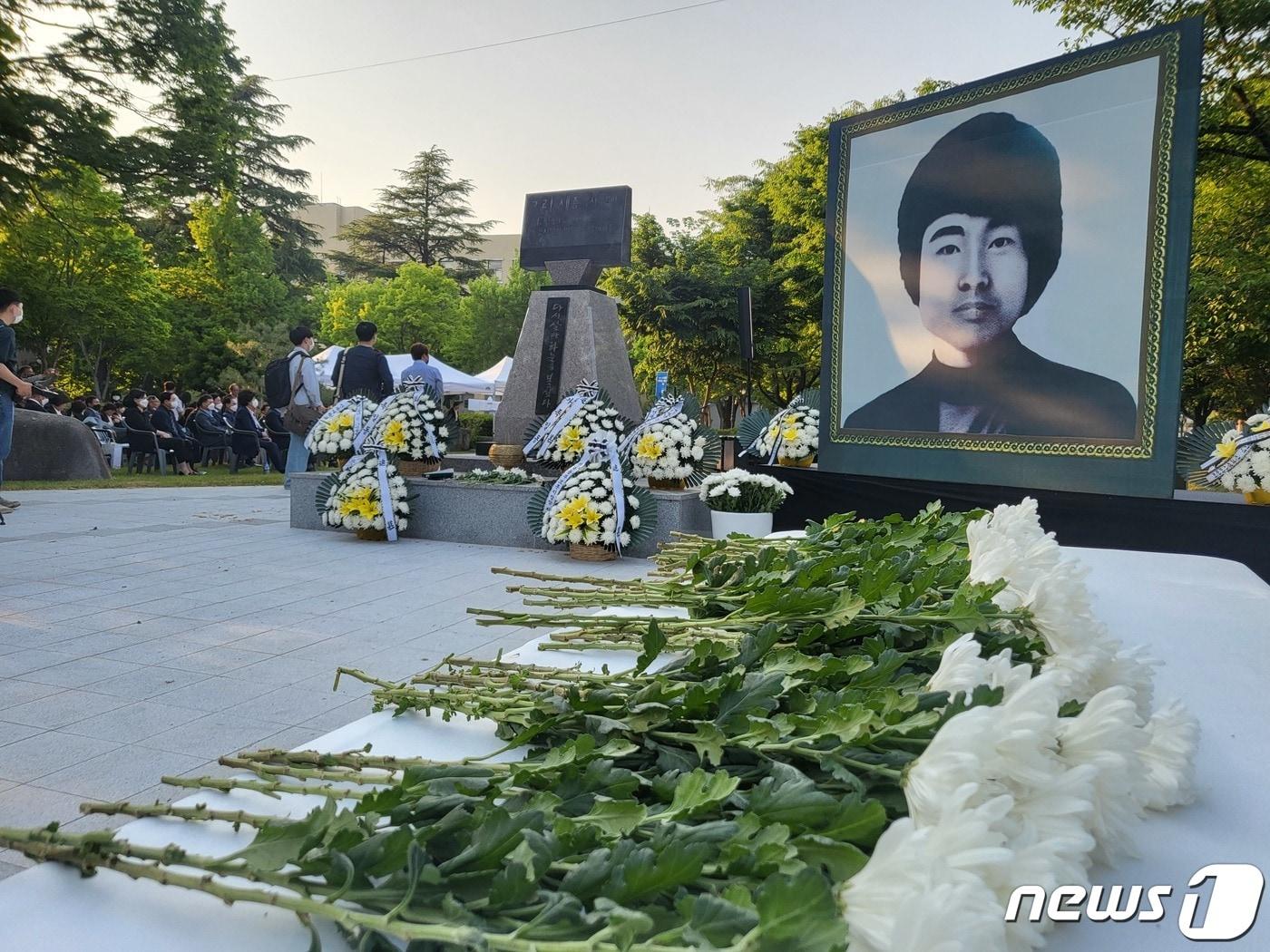 전북대학교 이세종 열사 추모비 앞에 국화꽃이 놓여져있다./뉴스1DB