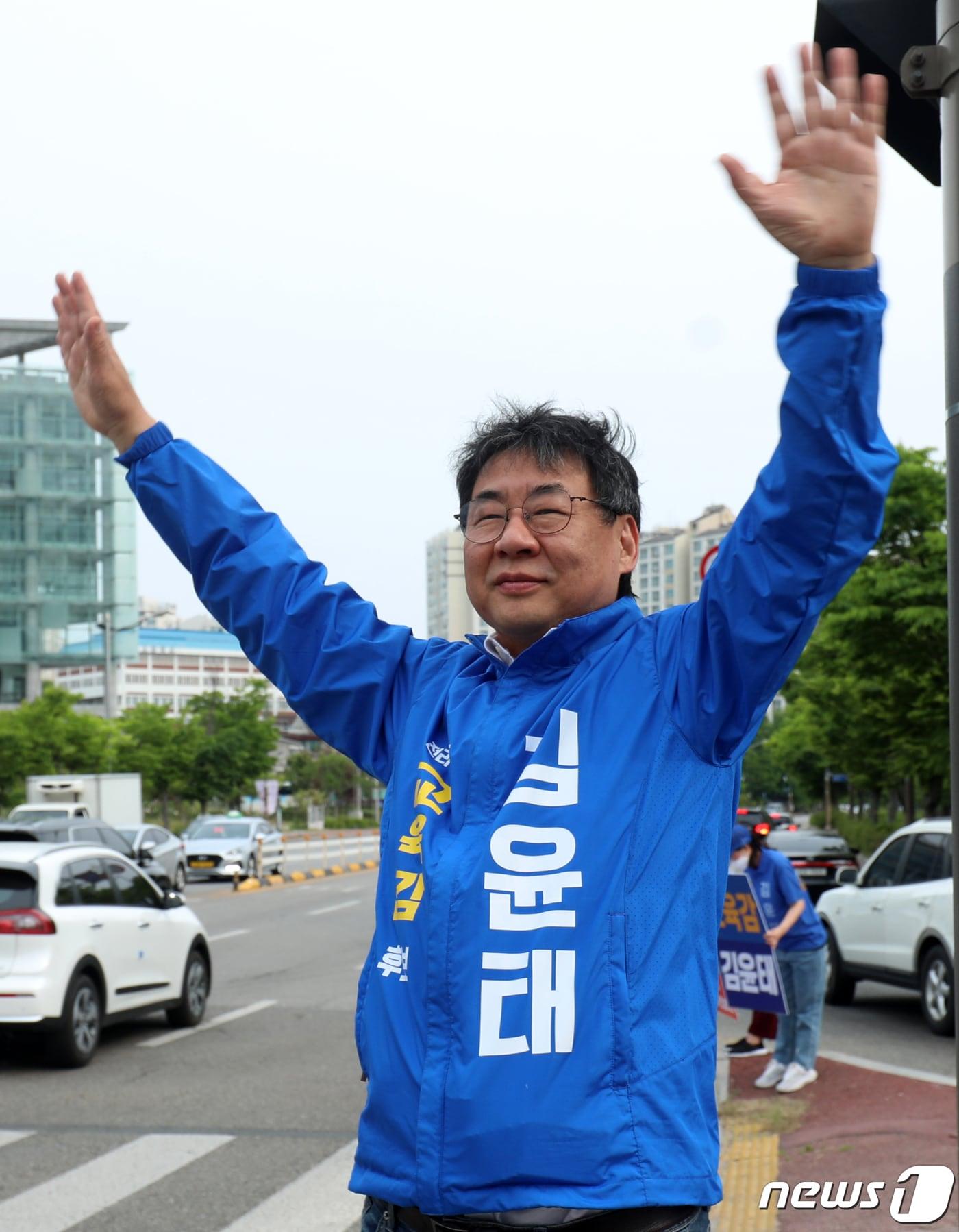 전북자치도 전주을 더불어민주당 경선후보였던 김윤태 우석대 교수가 경선을 포기했다. 사진은 지난 2022년 전북도교육감에 출마해 선거운동을 하는 모습./뉴스1 ⓒ News1 유경석 기자