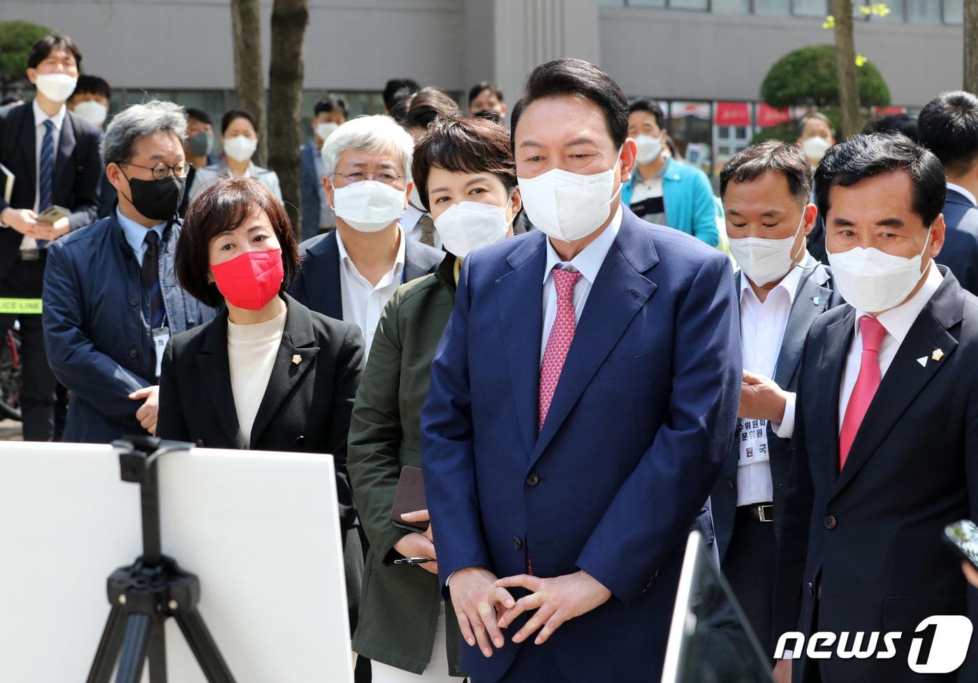 지난 5월 2일 윤석열 당시 대통령 당선인이 경기 안양시 동안구 초원7단지 부영아파트에서 열린 &#39;1기 신도시 노후아파트 현안 점검&#39;에 참석해 아파트 리모델링 현안에 대해 설명을 듣고 있다. 2022.5.2/뉴스1 ⓒ News1 인수위사진기자단