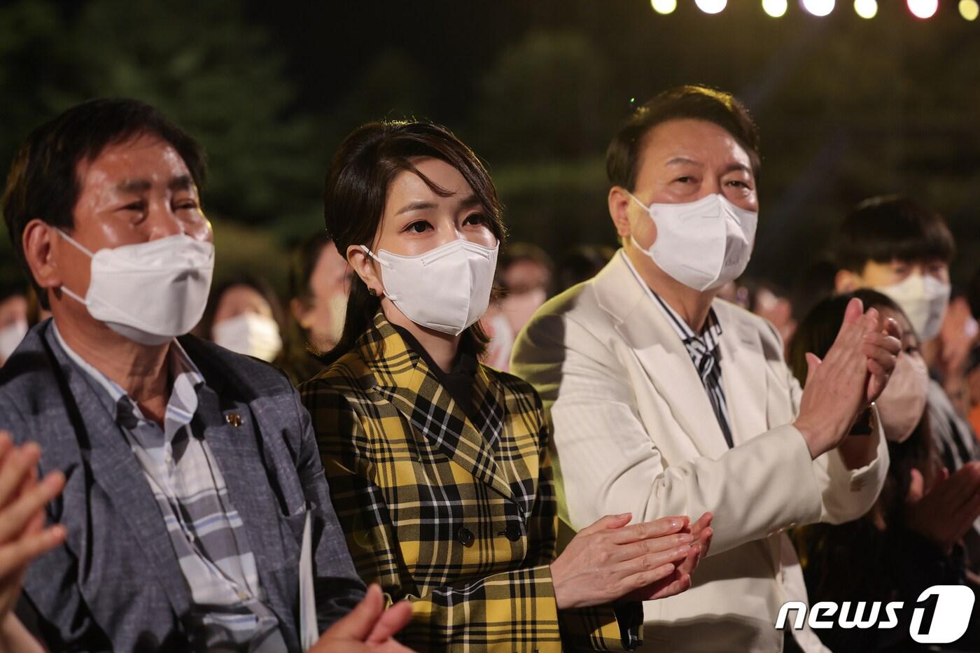 윤석열 대통령과 부인 김건희 여사가 22일 오후 서울 종로구 청와대 본관 대정원에서 열린 청와대 개방 특집 KBS 열린음악회를 관람하고 있다. &#40;대통령실사진기자단&#41; 2022.5.22/뉴스1 ⓒ News1 오대일 기자